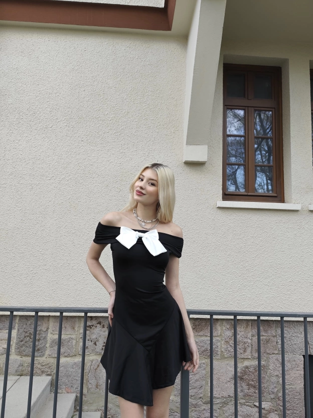 Siyah Madonna Yaka Fiyonk Detay Tasarım Elbise