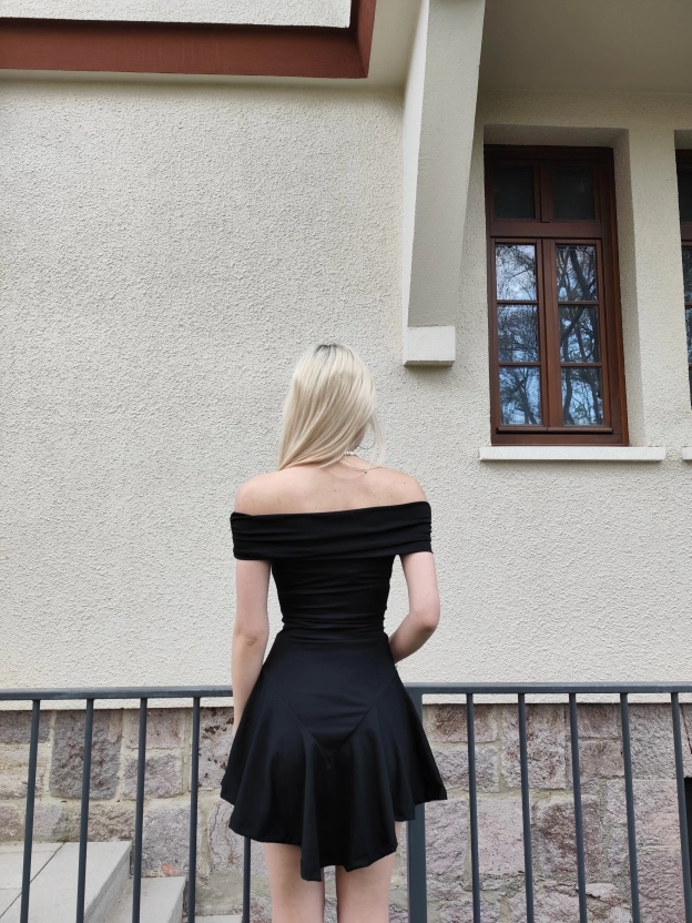 Siyah Madonna Yaka Fiyonk Detay Tasarım Elbise