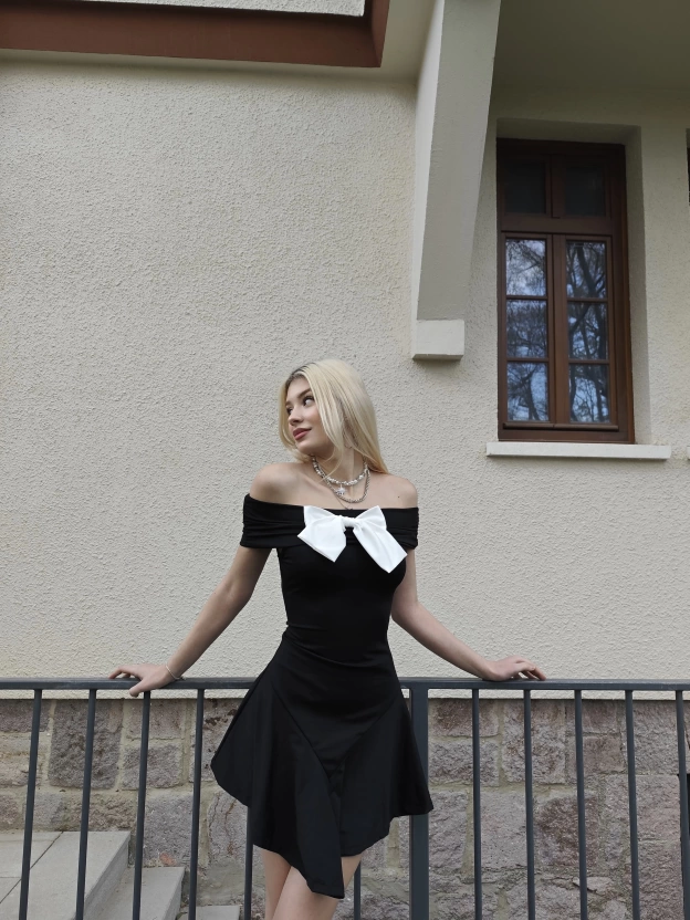 Siyah Madonna Yaka Fiyonk Detay Tasarım Elbise