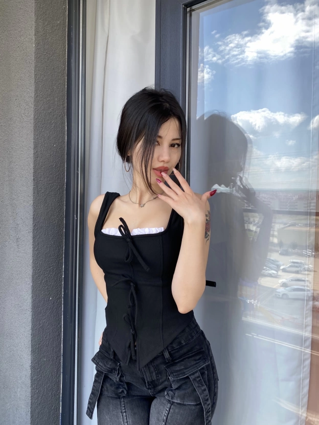 Siyah Fiyonk Detay Tasarım Crop Bluz
