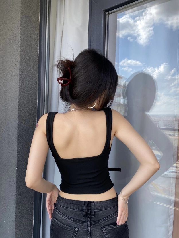 Siyah Fiyonk Detay Tasarım Crop Bluz