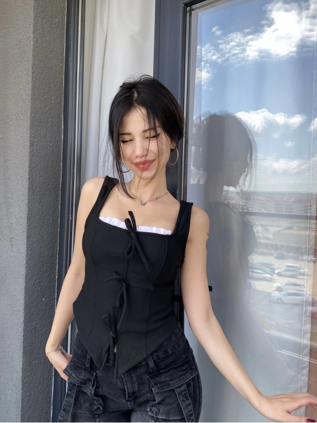 Siyah Fiyonk Detay Tasarım Crop Bluz