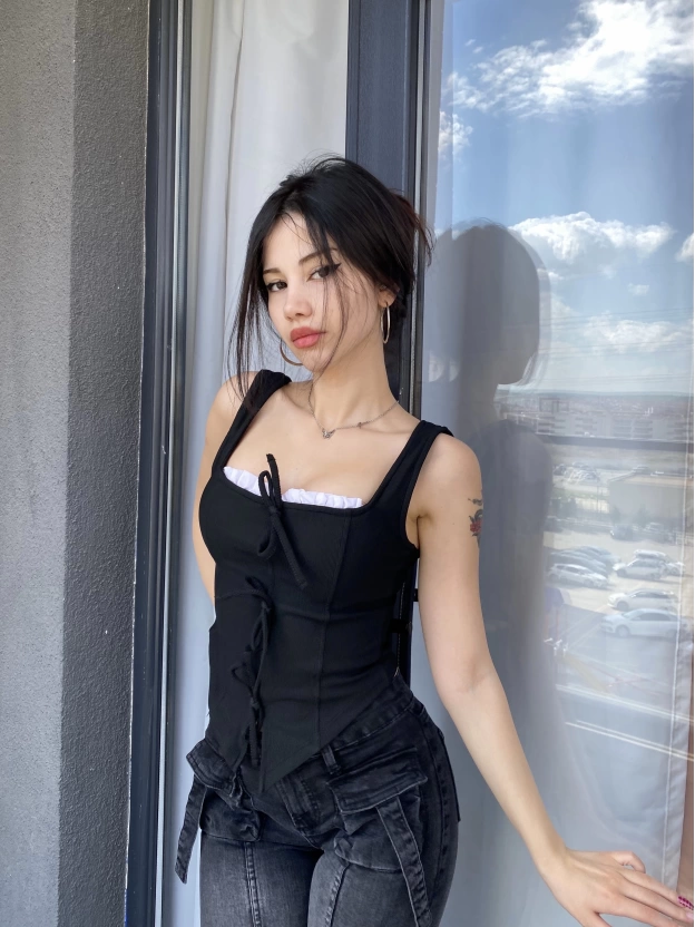 Siyah Fiyonk Detay Tasarım Crop Bluz