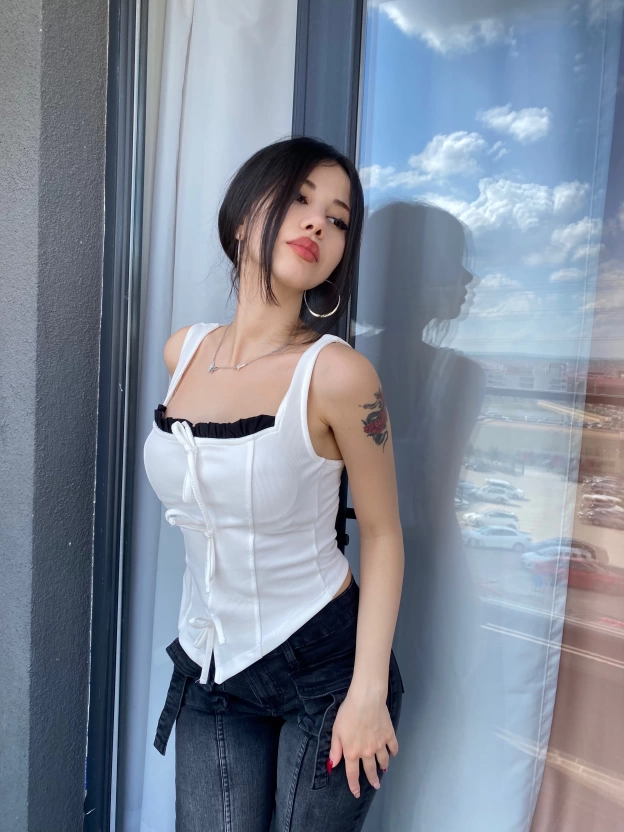 Beyaz Fiyonk Detay Tasarım Crop Bluz