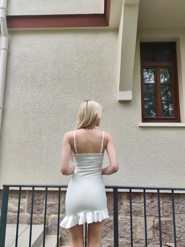 Beyaz Askılı Eteği Fırfırlı Mini Elbise