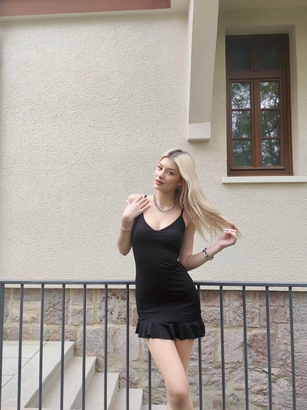 Siyah Askılı Eteği Fırfırlı Mini Elbise