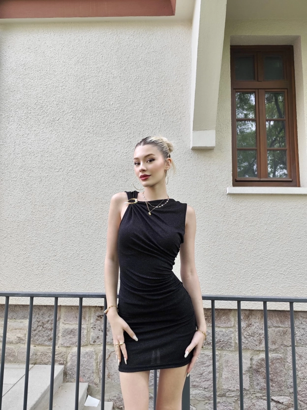 Siyah Toka Detay Kısa Simli Elbise