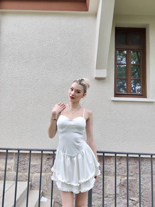 Beyaz Askılı Fırfırlı Volan Elbise
