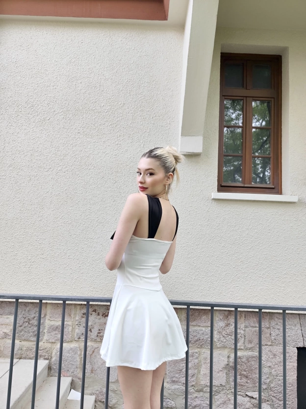 Beyaz Garnili Fiyonk Mini Elbise