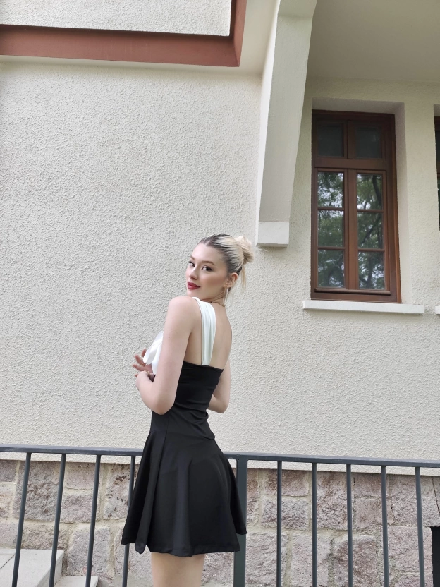 Siyah Garnili Fiyonk Mini Elbise