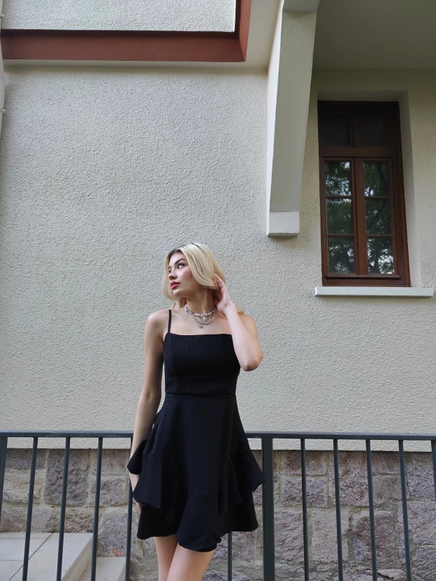 Siyah Askılı Prenses Elbise