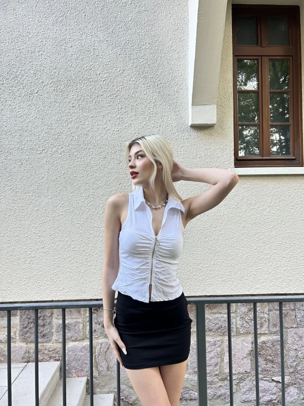 Beyaz Polo Yaka Fermuar Detay Bluz