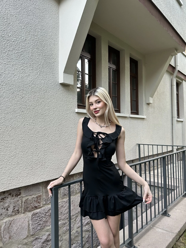 Siyah Göğüs Bağcıklı Mini Elbise