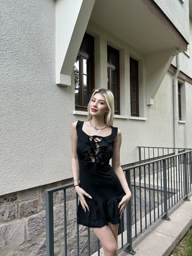 Siyah Göğüs Bağcıklı Mini Elbise