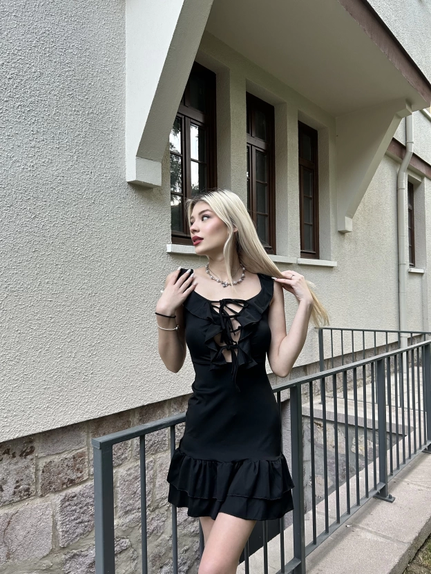 Siyah Göğüs Bağcıklı Mini Elbise
