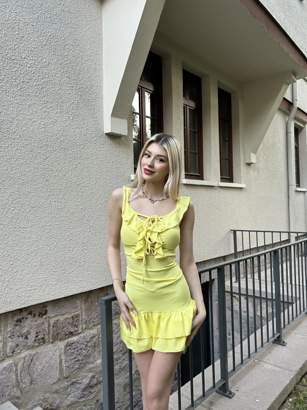 Sarı Göğüs Bağcıklı Mini Elbise