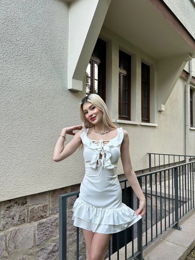 Beyaz Göğüs Bağcıklı Mini Elbise
