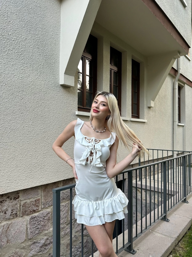 Beyaz Göğüs Bağcıklı Mini Elbise