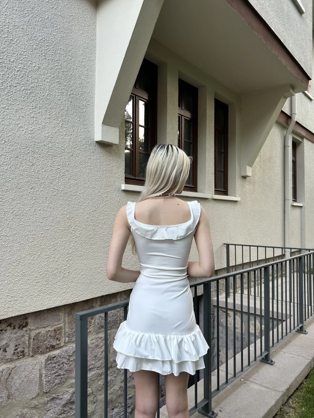 Beyaz Göğüs Bağcıklı Mini Elbise