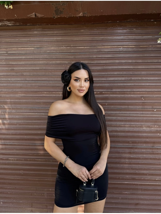 Siyah Madonna Yaka Mini Elbise