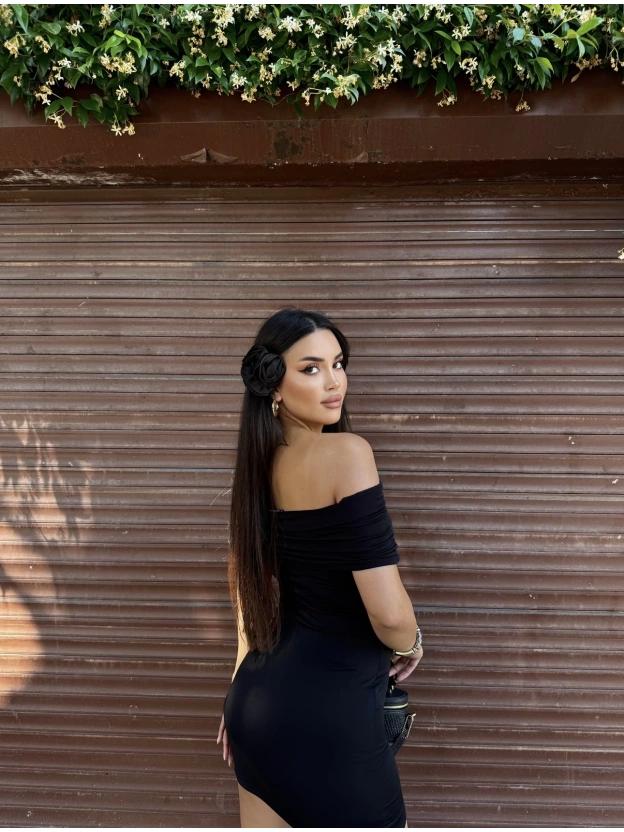 Siyah Madonna Yaka Mini Elbise