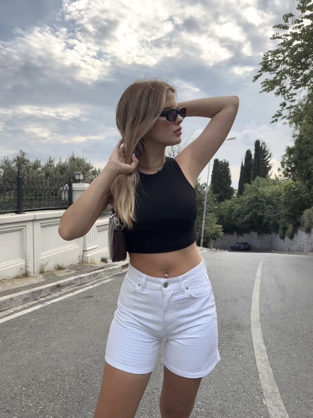 Beyaz Taş Detay Kot Şort