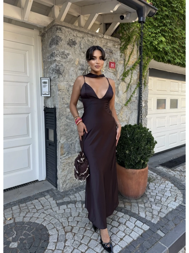 Kahverengi Sırt Detay Tasarım Saten Elbise