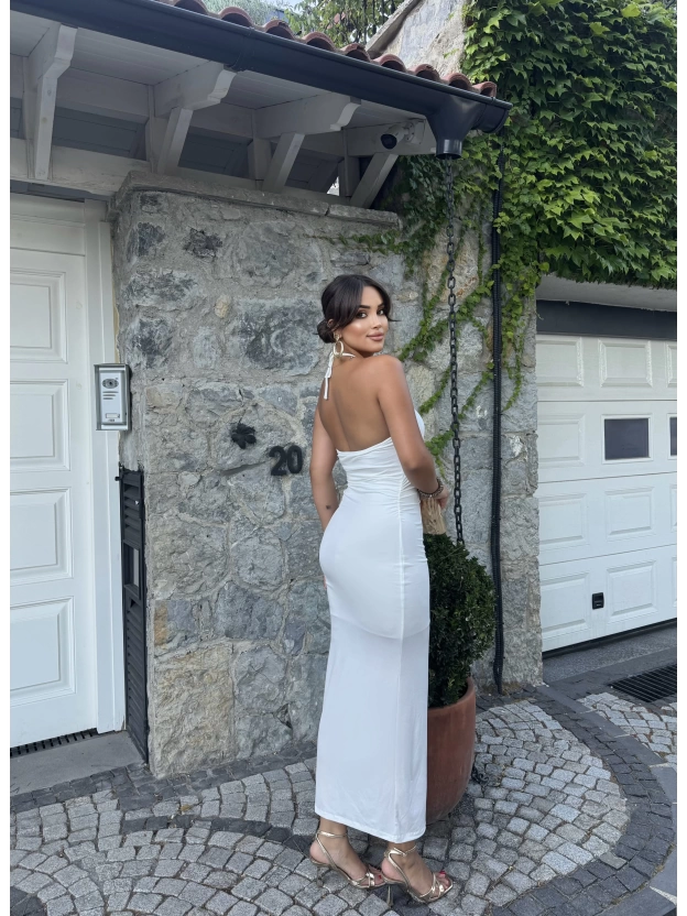 Beyaz Halter Yaka Aksesuarlı Elbise