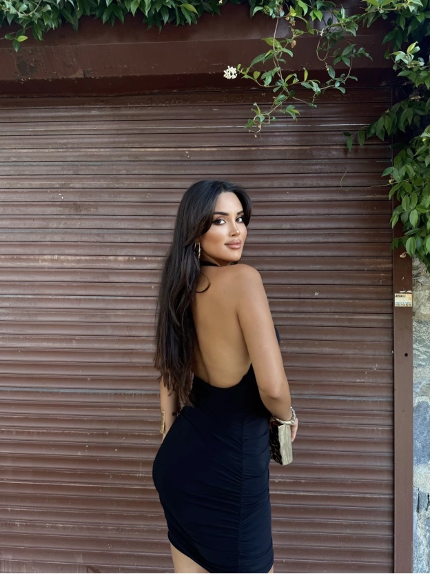 Siyah Boyundan Bağlamalı Aksesuarlı Mini Elbise
