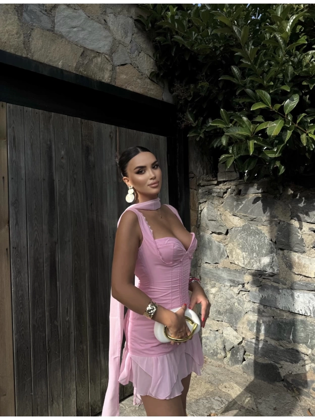 Pembe Fularlı Sırt Detay Tasarım Elbise