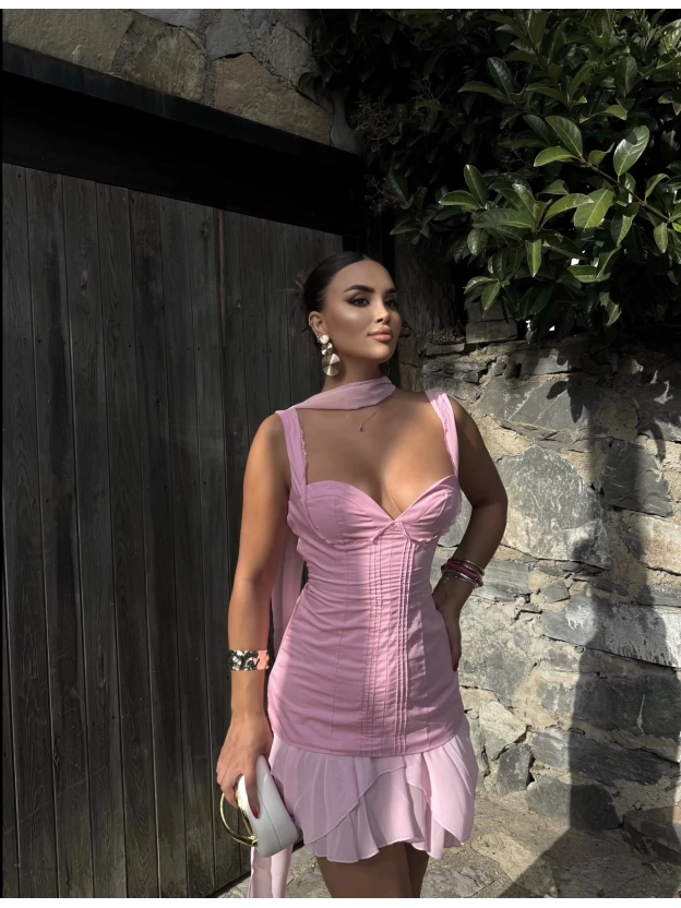 Pembe Fularlı Sırt Detay Tasarım Elbise