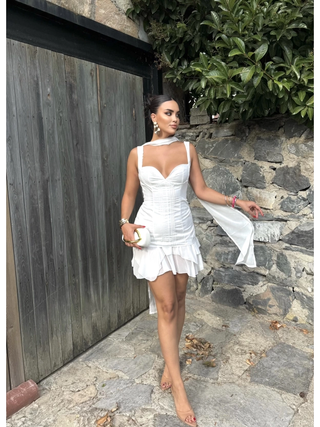 Beyaz Fularlı Sırt Detay Tasarım Elbise