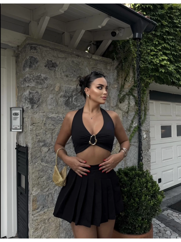 Siyah Boyundan Geçirmeli Aksesuarlı Crop