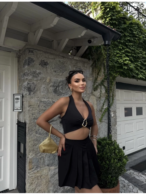 Siyah Boyundan Geçirmeli Aksesuarlı Crop