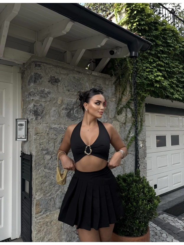 Siyah Boyundan Geçirmeli Aksesuarlı Crop