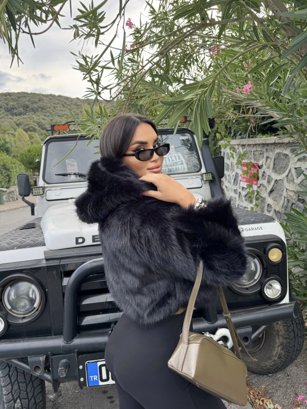 Siyah Kapüşonlu Crop Kürk