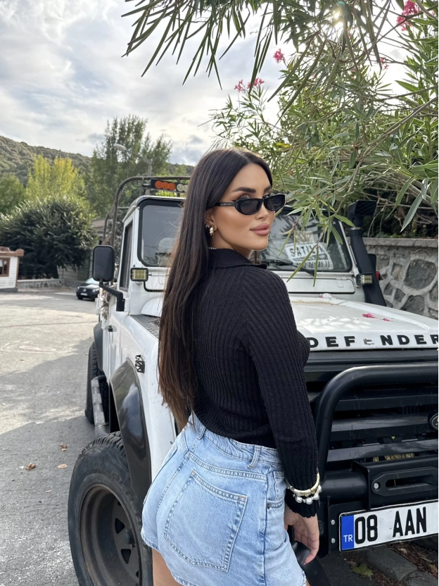 Siyah Düğme Detay Triko Bluz