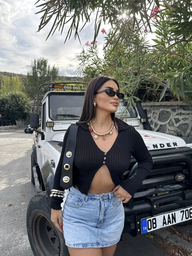 Siyah Düğme Detay Triko Bluz