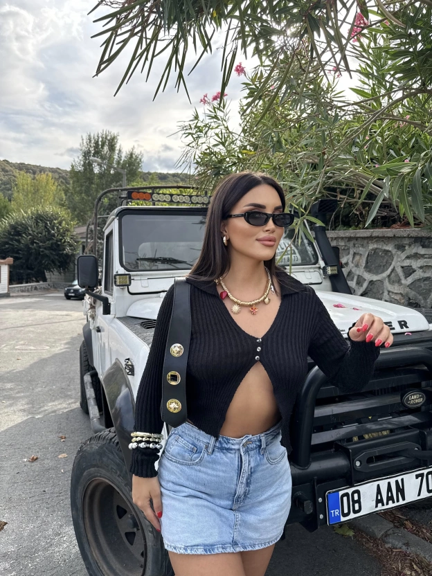 Siyah Düğme Detay Triko Bluz