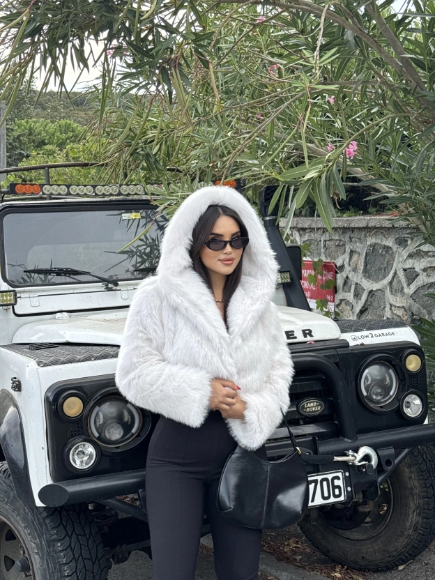 Beyaz Kapüşonlu Crop Kürk
