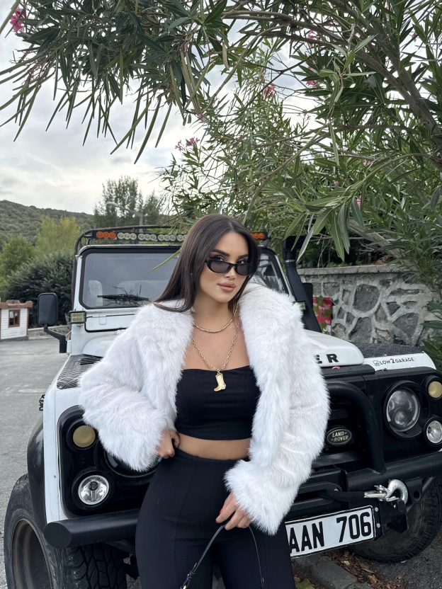 Beyaz Kapüşonlu Crop Kürk