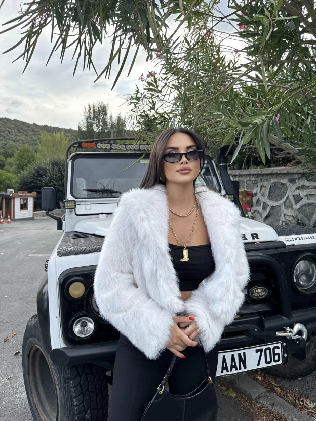 Beyaz Kapüşonlu Crop Kürk