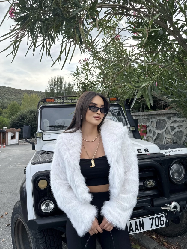 Beyaz Kapüşonlu Crop Kürk