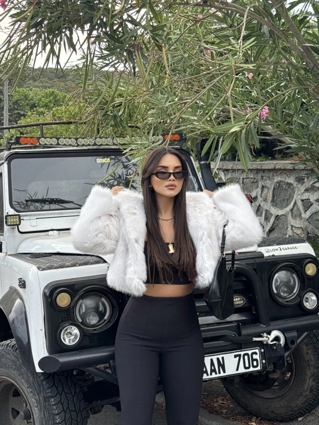 Beyaz Kapüşonlu Crop Kürk