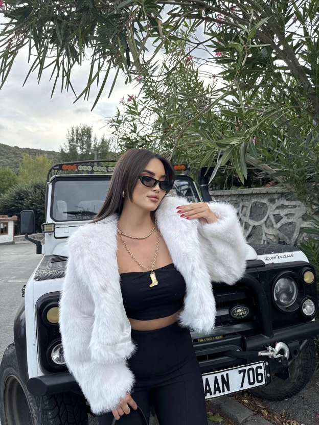 Beyaz Kapüşonlu Crop Kürk
