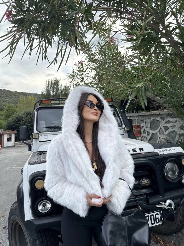 Beyaz Kapüşonlu Crop Kürk