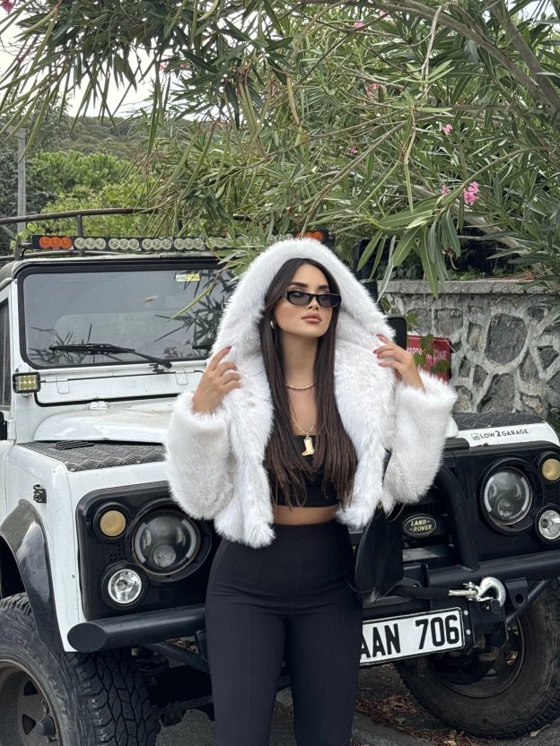 Beyaz Kapüşonlu Crop Kürk