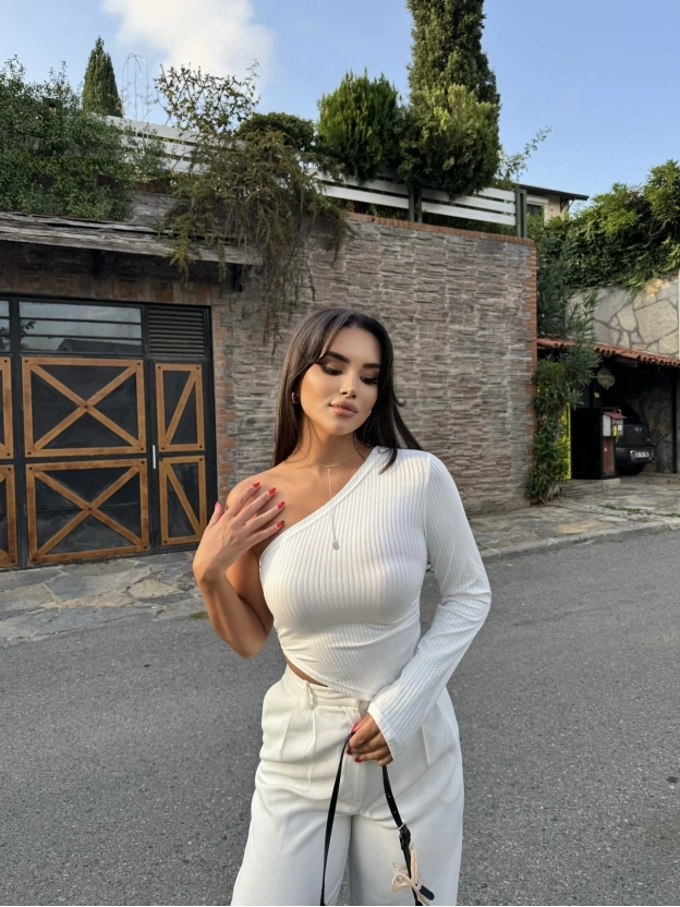 Beyaz Tek Omuz Crop