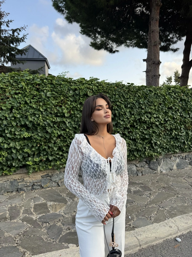 Beyaz Ön Bağlamalı Dantel Bluz