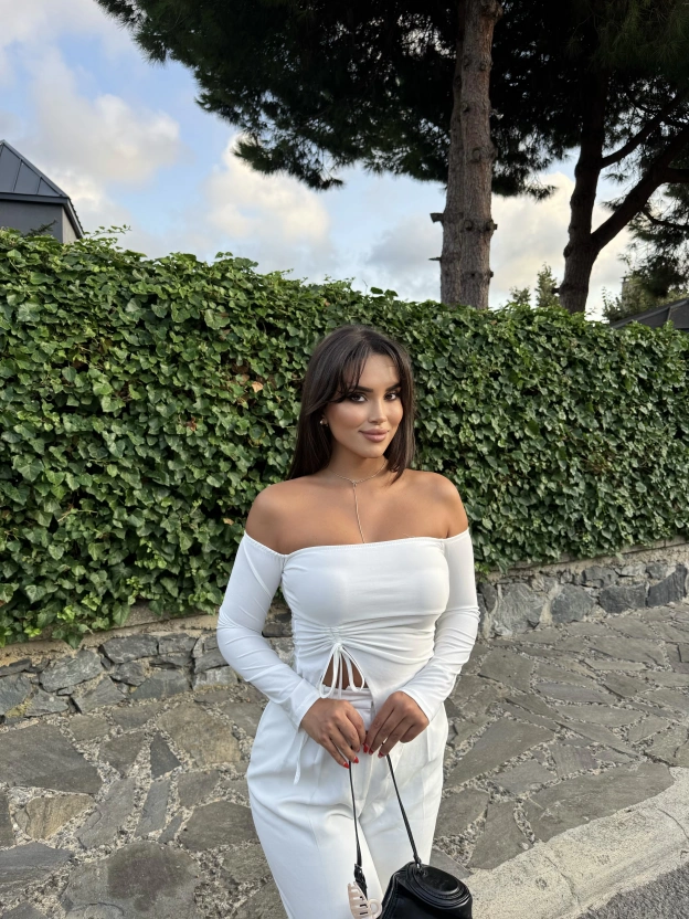 Beyaz Madonnna Yaka Büzgülü Crop